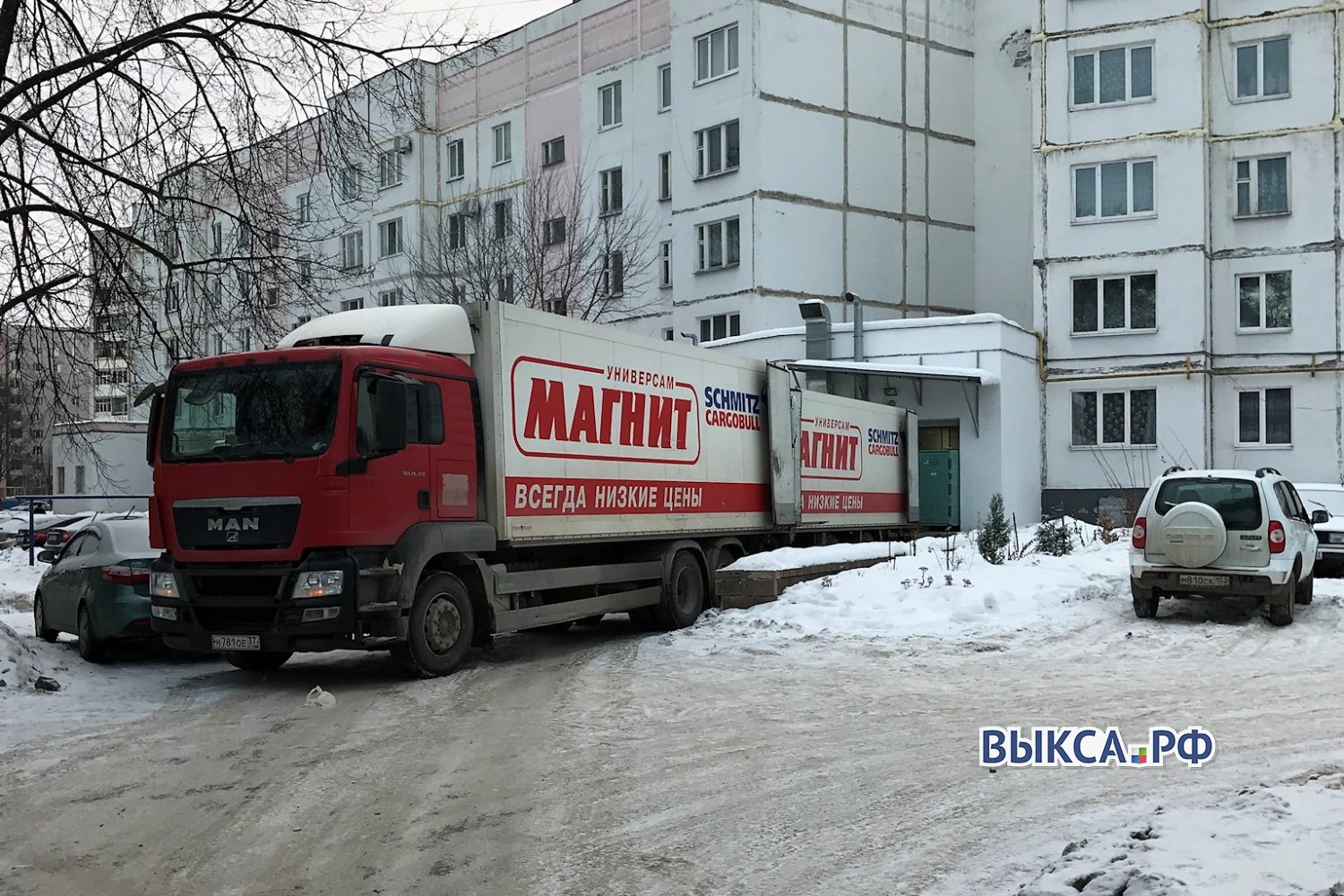 Супермаркет взял в заложники жителей дома